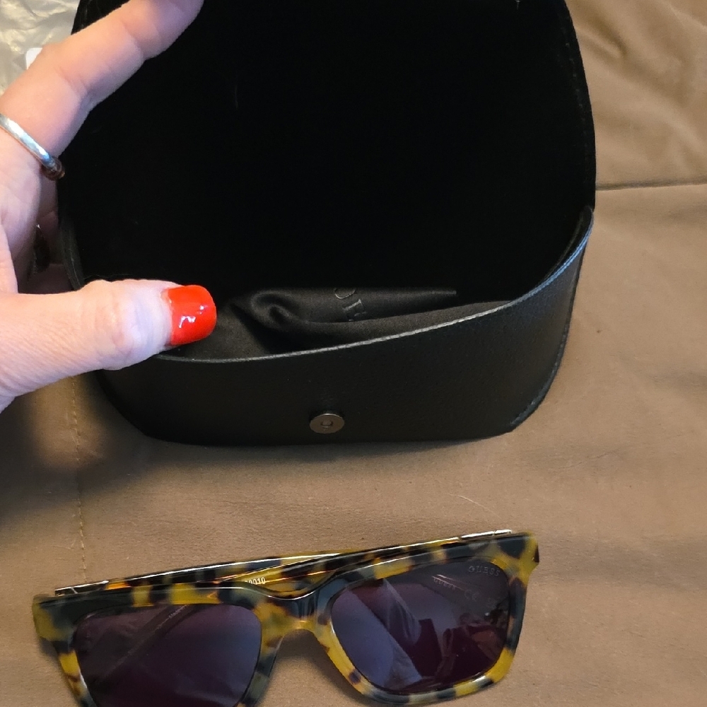 Guess Tortoise Shell Sunglasses - Picture 3 of 10